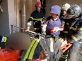 Oekraïense hulpdiensten redden meisje uit flatgebouw