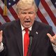 Alec Baldwin imiteert en fileert de persconferentie van Donald Trump (filmpje)