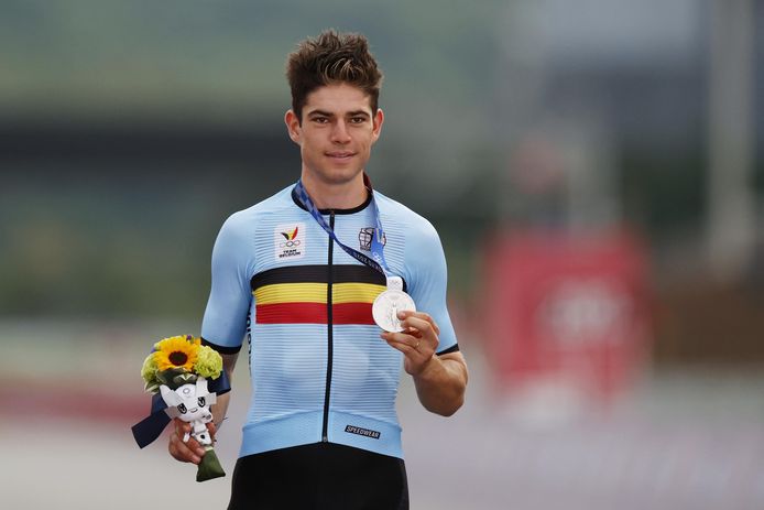 Wout Van Aert pronkt met zijn zilveren medaille.