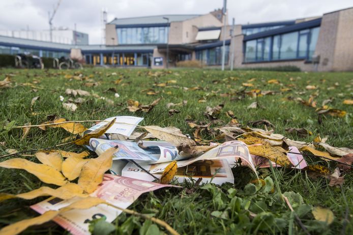 Commotie over de vergoedingen en vrije dagen voor ambtenaren vanwege de coronacrisis.
