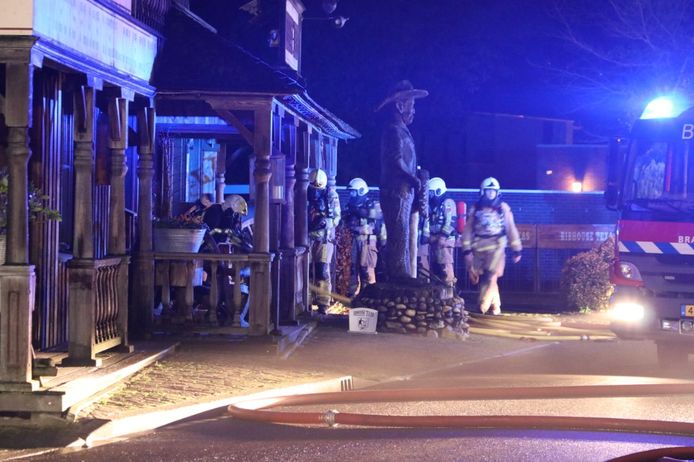 Bij Ribhouse Texas in Boekelo is woensdag op donderdagnacht brand ontstaan. Bij de brand komt erg veel rook vrij.