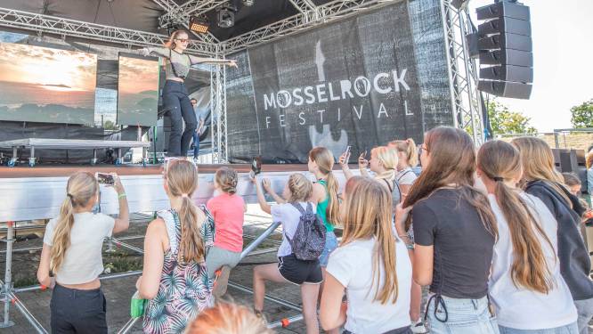 Zangeres Stefania stelt jonge fans niet teleur tijdens de eerste editie van het Mosselfestival in Yerseke