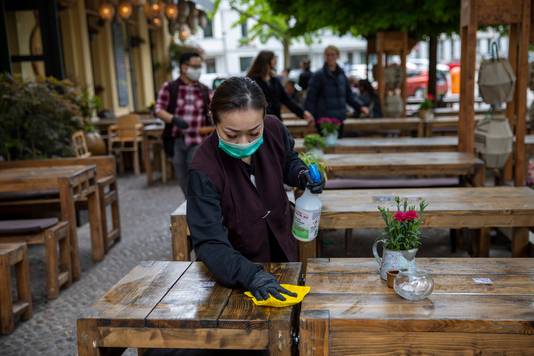 Een tafel bij een restaurant in Berlijn wordt schoongemaakt. 
