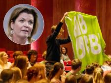 Leerling haalt BBB-vlag uit tas tijdens gastcolle­ge minister Van der Wal op school in Harderwijk