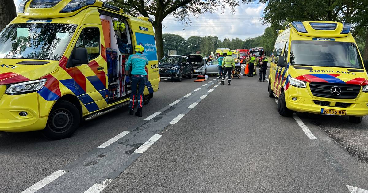 Meerdere gewonden bij kettingbotsing met vier auto’s in Deventer.