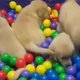 Schattig: spelende puppy's in ballenbak