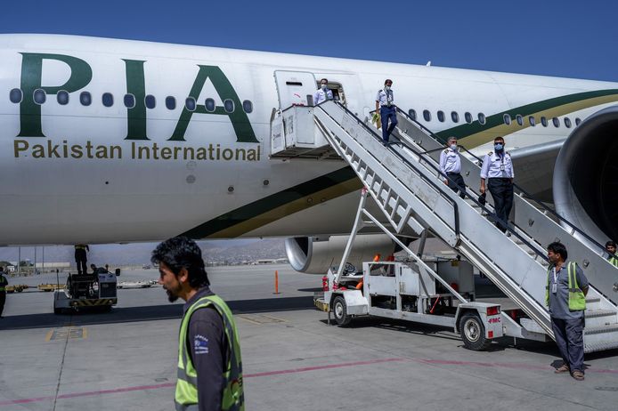 Een vliegtuig van Pakistan International Airlines (PIA) op het vliegveld van Kaboel.