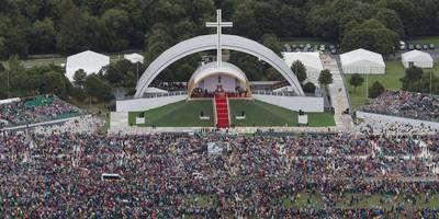 Massamis en protesten sluiten beladen bezoek paus aan Ierland af