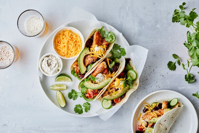 Kiptaco's met komkommer, avocado en cheddar