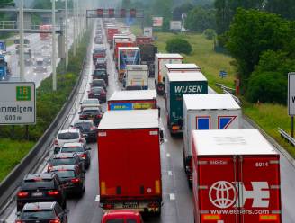 Aanstormende truck in achteruitkijkspiegel? Experts geven tips om ongevallen te vermijden