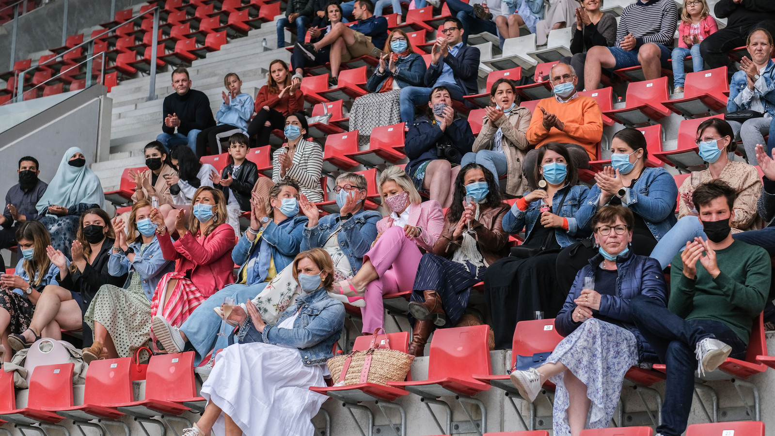 Alle Leerlingen Van Het Zesde Leerjaar Krijgen In Stadion Sv Zulte Waregem Hun Diploma Foto Hln Be