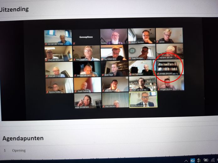 Deelnemers aan de digitale raadsvergadering van Gennep vorige week. Rechts de boekenkast van het SP-raadslid.