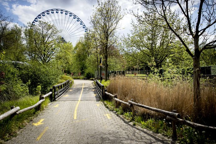 Looprichtingen in pretpark Walibi Holland. Als onderdeel van de tweede stap in het openingsplan van het kabinet kunnen attractieparken op 19 mei onder voorwaarden weer open, maar Walibi gaat dit nog niet meteen doen.