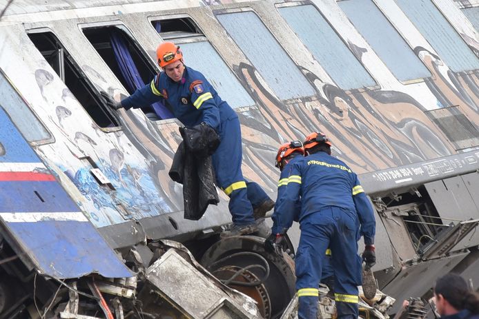 Reddingswerkers aan het werk bij de gecrashte treinen.