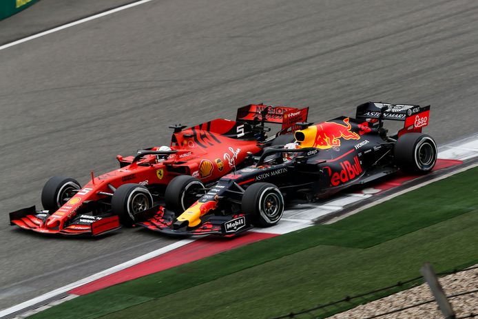 Sebastian Vettel en Max Verstappen duelleren tijdens de vorige GP van China.