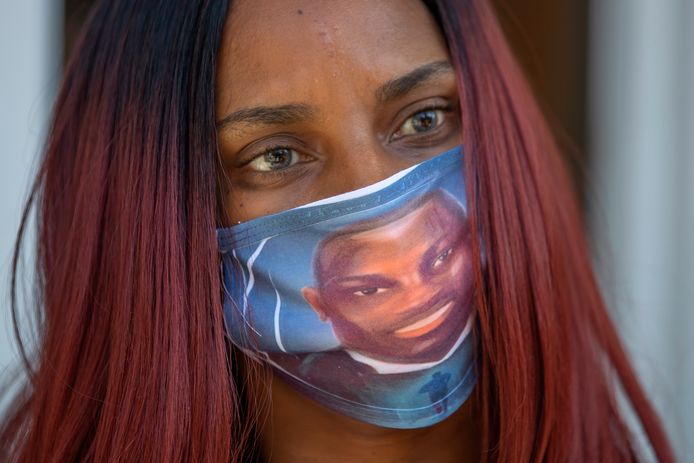 Een demonstrante met aangepast mondmasker aan de rechtbank in Brunswick  (Georgia). De vader en zoon zullen daar worden voorgeleid.