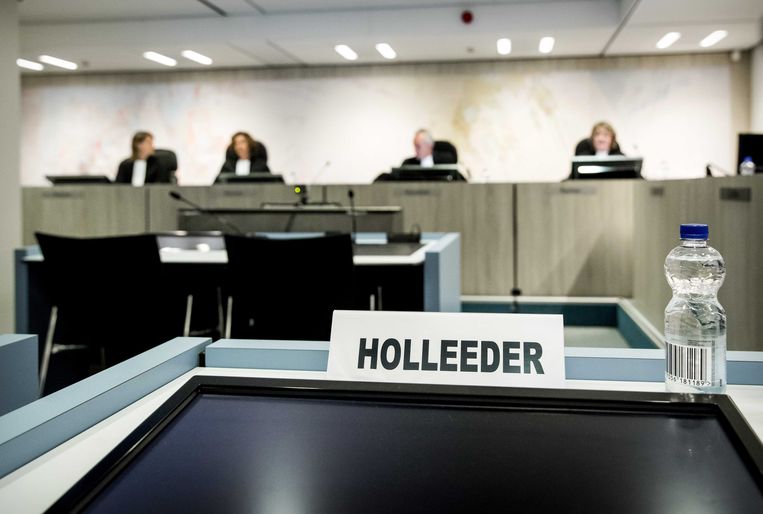Een bordje met de naam Holleeder, kort voor de uitspraak in zijn liquidatiezaak.  Beeld EPA