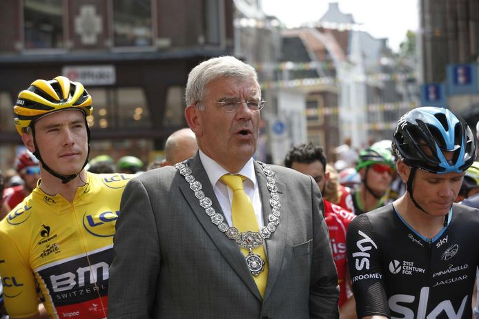 Burgemeester Jan van Zanen van Utrecht zingt het Wilhelmus bij de start van de Tour de France. Links Rohan Dennis in het geel, rechts Chris Froome.