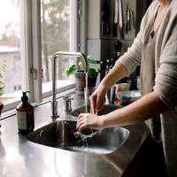 Met de hand afwassen óf de vaatwasser gebruiken?