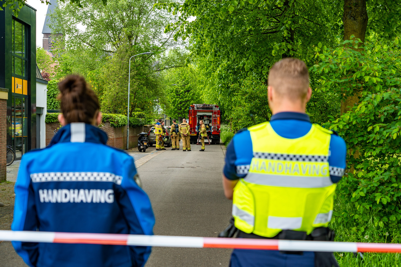 Hulpdien­sten massaal naar gevaarlij­ke situatie bij huis overleden man