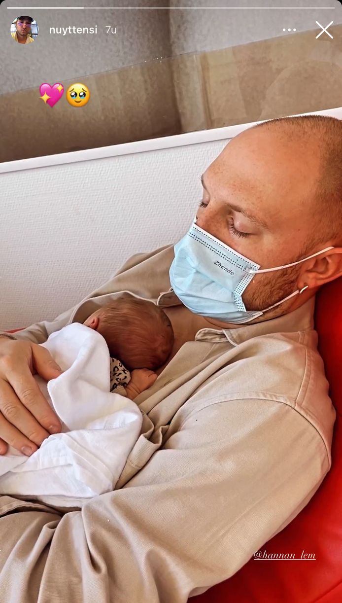 Simon met zijn kersverse baby.