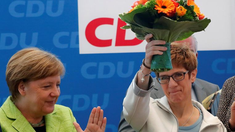 Angela Merkel feliciteert partijgenote Kramp-Karrenbauer. Beeld reuters