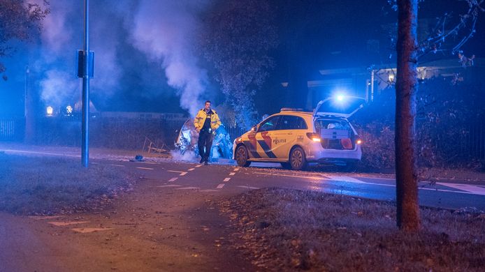 Bij een politie-achtervolging op hoge snelheid in Deventer raakte een 43-jarige Arnhemmer gewond.