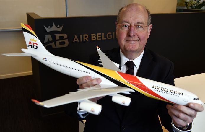 Niky Terzakis, CEO  van Air Belgium met een model van een Air Belgium-vliegtuig.