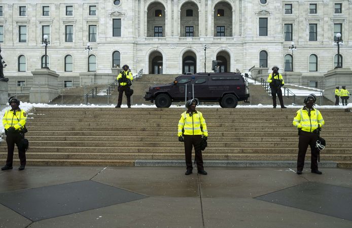 Leden van de Minnesota State Patrol aan het capitool in St Paul, Minnesota.
