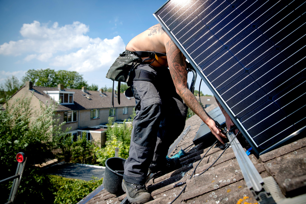 Op een woonhuis worden zonnepanelen geplaatst. Beeld ANP