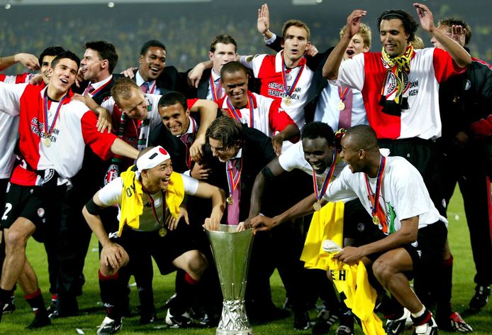 Feyenoord viert het winnen van de UEFA Cup, in 2002.