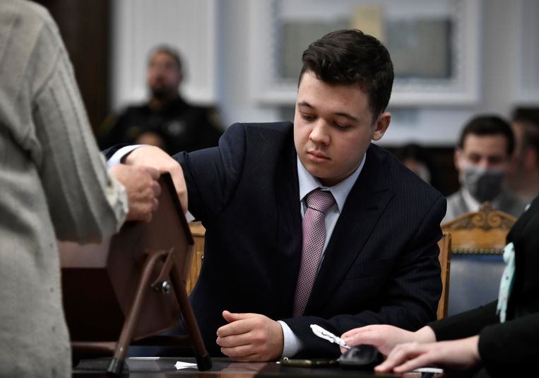 Kyle Rittenhouse bij de loting van de juryleden, die hij — zeer ongebruikelijk — persoonlijk uit de trommel mocht trekken Beeld AP