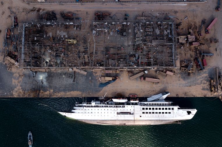 Een gekapseisd schip in de haven van Beiroet, enkele dagen na de explosie op 4 augustus 2020. Beeld EPA