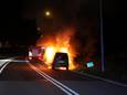Auto brandt uit op de N261 bij Waalwijk.