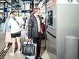 De NS heeft statiegeldautomaten op vijf grote stations geplaatst, waaronder het Centraal Station van Amsterdam.