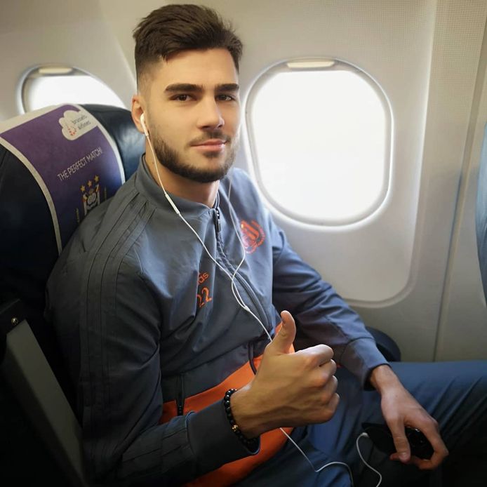 Elias Cobbaut op het vliegtuig met Anderlecht naar Dinamo Zagreb.