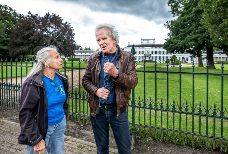 Connie Brood (links) voor Paleis Soestdijk: ‘Baarn is geen Amsterdam, het is een groot dorp in prachtige natuur.’  Rechts Kees Koudstaal.  Beeld Raymond Rutting / de Volkskrant