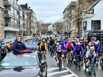IN BEELD. Met 150 renners op zoek naar glorie in wielerklassieker Brugge-De Panne