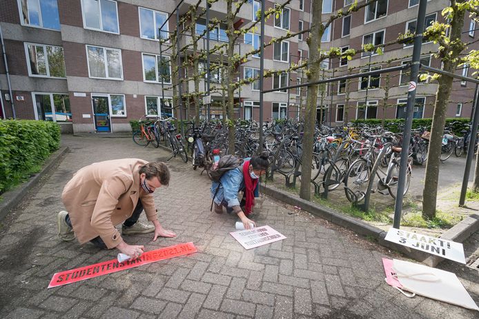Studenten in actie met spuitkrijt in Wageningen.