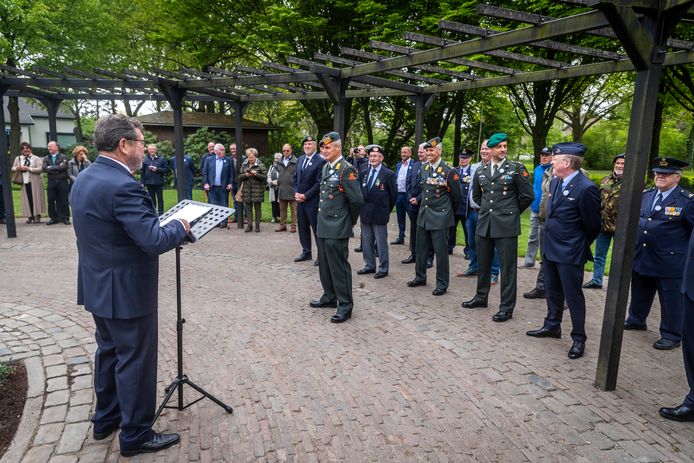Officiële opening van de Anjertuin bij het monument in het  Kruispark aan de Oirschotseweg door luitenant generaal buitendienst Hans van Griensven.