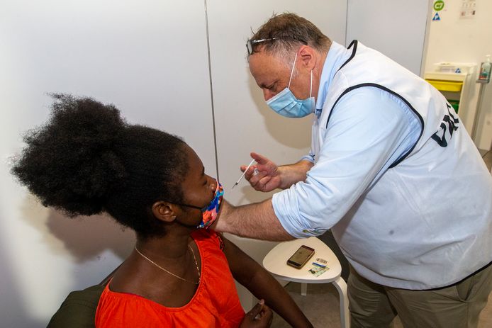 Viroloog Marc Van Ranst zet vandaag in het vaccinatiecentrum in Willebroek een hele dag lang boosterprikken, in juni zette hij ook al een hele dag vaccins in Spoor-Oost.