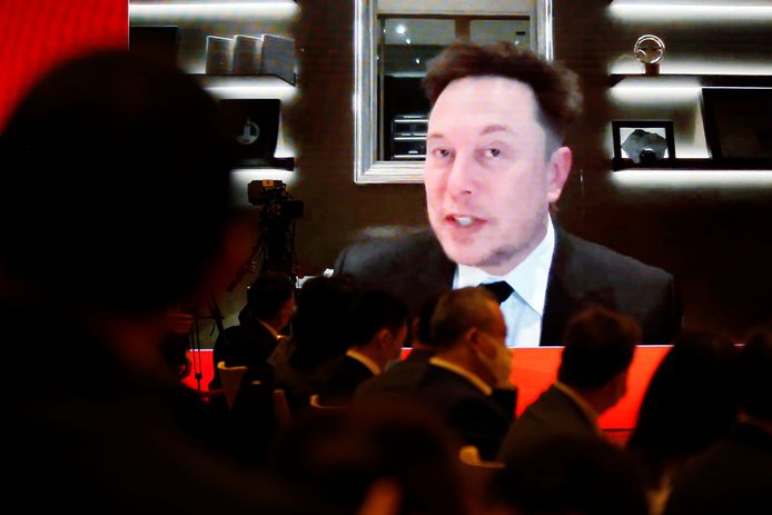 Tesla-topman Elon Musk spreek via videoverbinding op een conferentie in China.