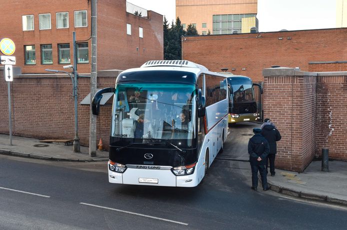 Bussen met Amerikaanse diplomaten en hun families verlaten de Amerikaanse ambassade in Rusland in Moskou in april van dit jaar nadat ze werden uitgezet nadat de spanningen tussen de landen hoog opliepen na de vergiftiging van de Russische dubbelspion Sergej Skripal.