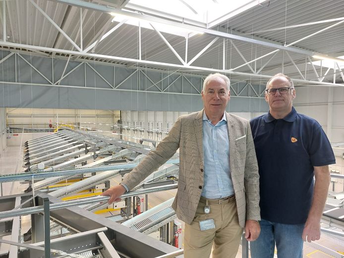 BINNENKIJKEN. “Hier rollen per uur 9.000 pakketjes van de band”: PostNL ...