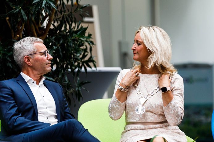 Sacha Ausems is de nieuwe burgemeester van Waalwijk. Ze volgt Nol Kleijngeld op. In juli wordt ze geïnstalleerd. Ze heeft geen politieke bagage, maar wel veel bestuurlijke ervaring op andere terreinen. Ausems vindt het van lef getuigen dat de Waalwijkse gemeenteraad voor haar als ‘zij-instromer’ heeft gekozen. En ze wil dat vertrouwen niet beschamen. ,,Ik kan het niet altijd voor iedereen goed doen, maar Waalwijk zal voor mij altijd op de eerste plaats staan”, belooft ze.