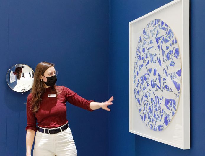 Conservator Charlotte Hoitsma bij een werk van de Hongaars-Franse schilder Simon Hantaï. Achter haar de wereld op zijn kop - en straks ook het licht van een (elektrische) kaars - bij het werk Parabolic Light van Olafur Eliasson uit 2012.