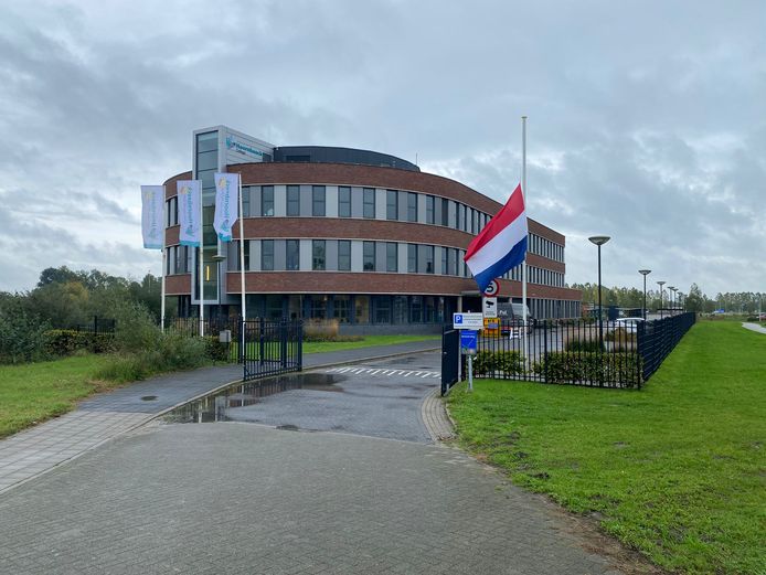 De vlag bij het Hoornbeeck College in Kampen hangt halfstok.