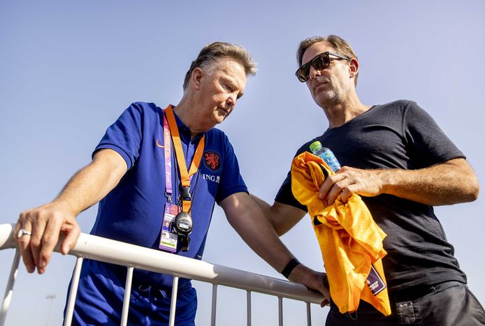 Louis van Gaal heeft Ronald de Boer een shirtje van Memphis Depay gegeven.