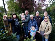 Familie heeft ‘minibos’ in Kasteeltuin Geldrop: ‘Hoop dat Janske en de boom samen kunnen opgroeien’