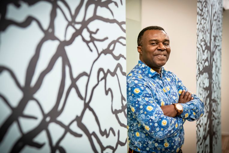 Kinderarts Charlie Obihara ontwikkelde metaforen die kinderen helpen hun ziekte te begrijpen. ‘Ik wil de essentie terugbrengen tot een paar beelden.’  Beeld Maikel Samuels